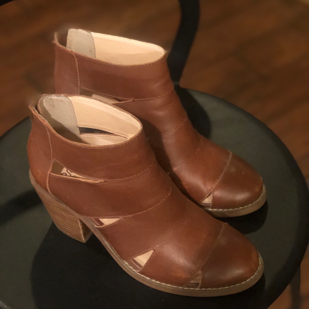 Seychelles ‘unlock the door’ brown leather booties